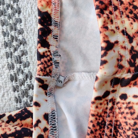 ✨PRICE DROP✨SNAKE PRINT FLARE PANTS - Picture 4 of 9